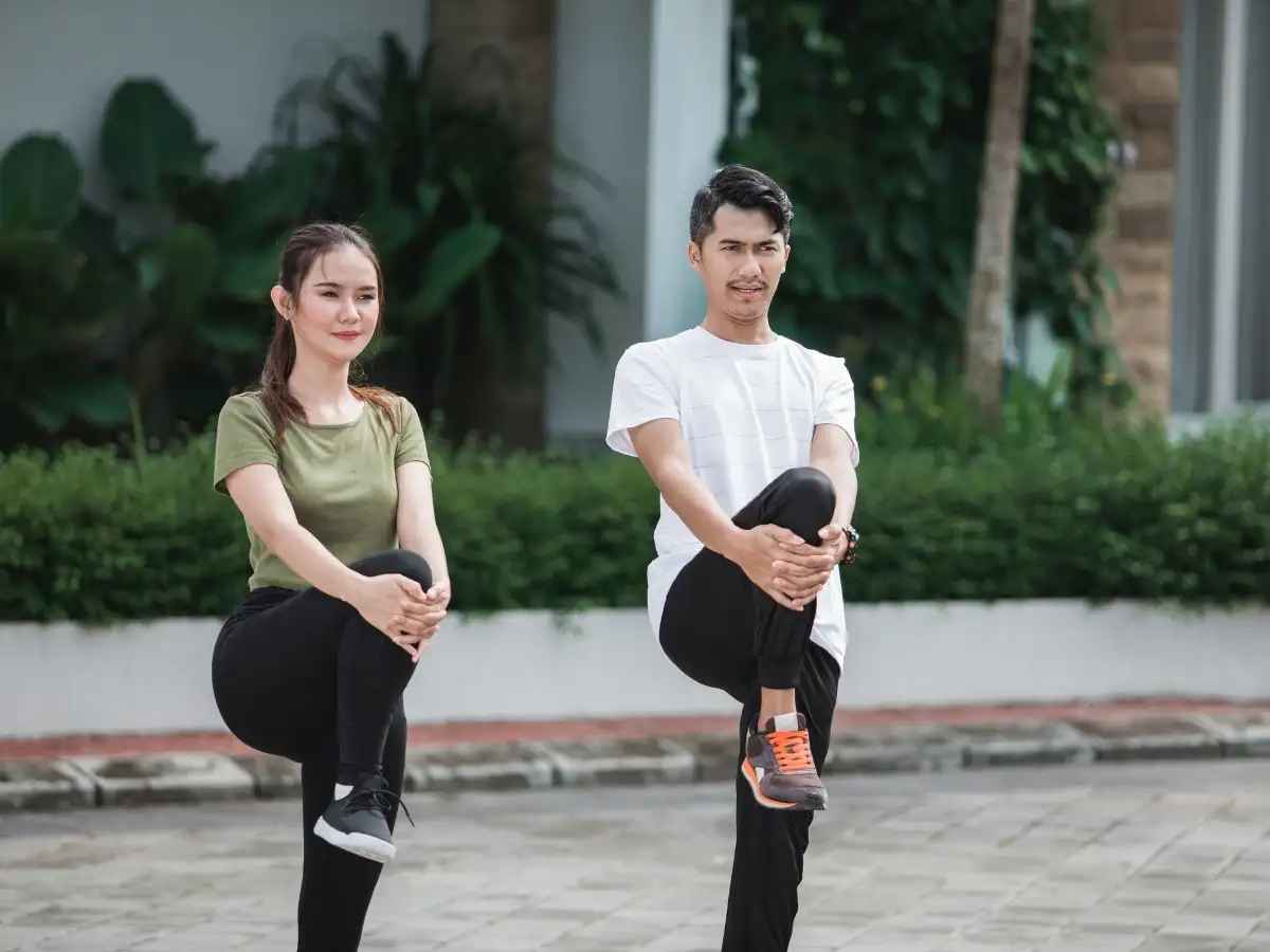 Làm nóng cơ bắp bằng các động tác nhẹ để tăng lưu thông máu, giảm nguy cơ chấn thương