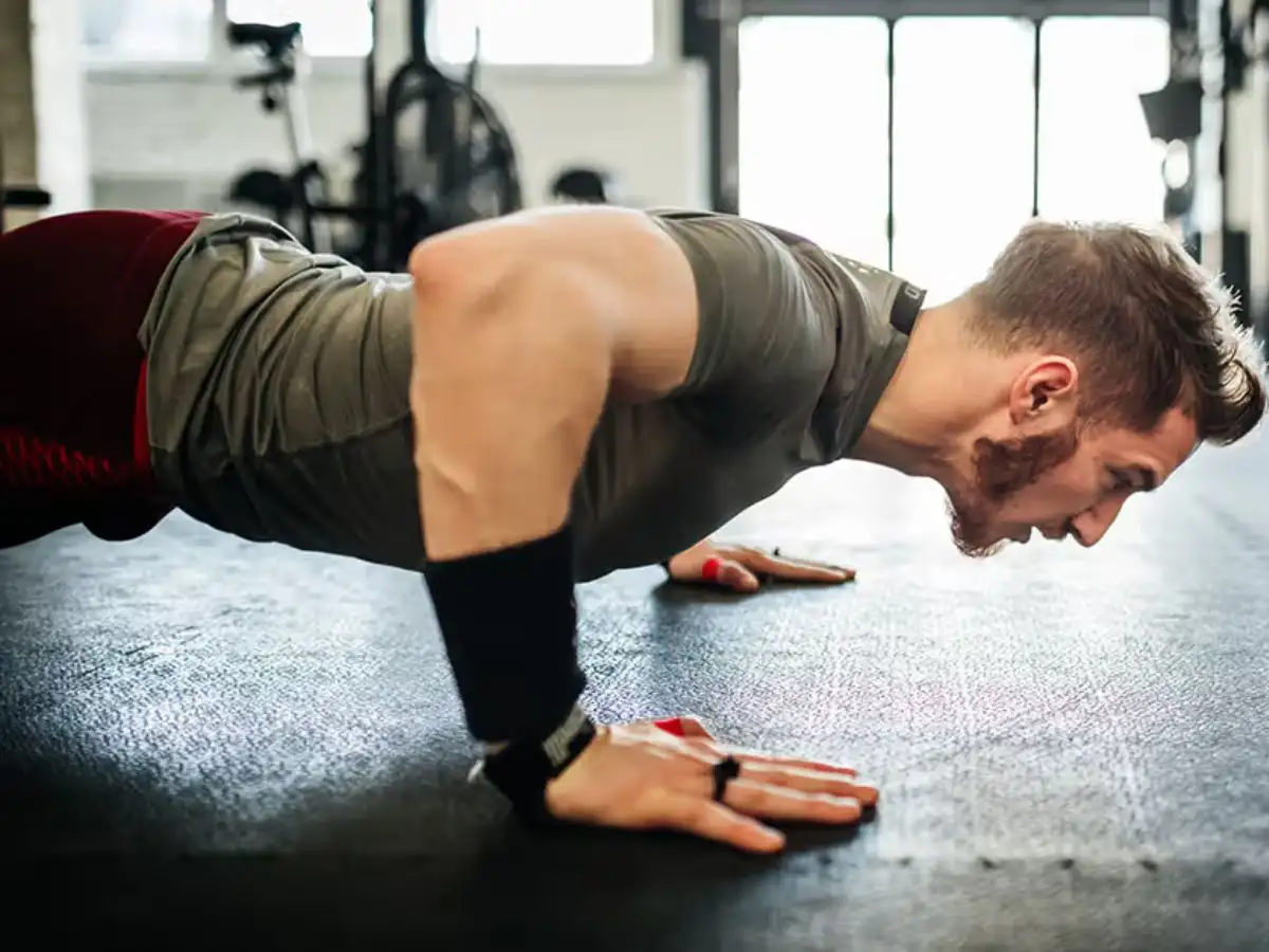 Chống đẩy tay rộng (Wide Grip Push-up)
