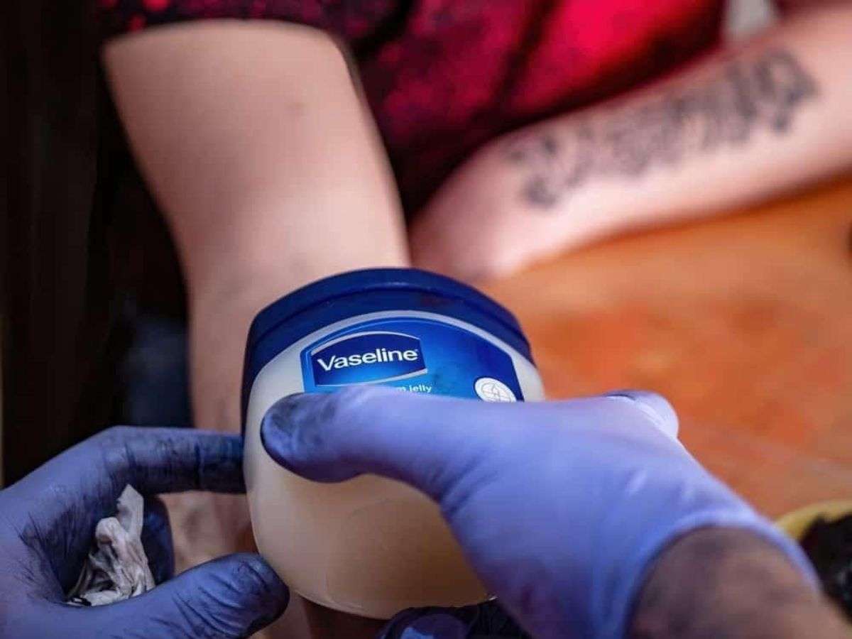 Sử dụng vaseline tẩy vết thuốc nhuộm cho da khô