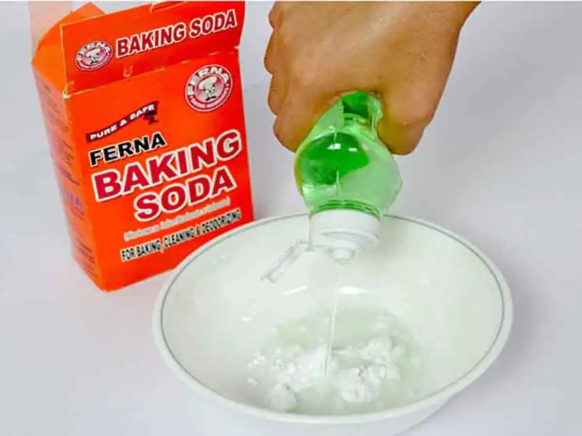 Dùng baking soda và nước tẩy trang gốc dầu để tẩy vết nhuộm