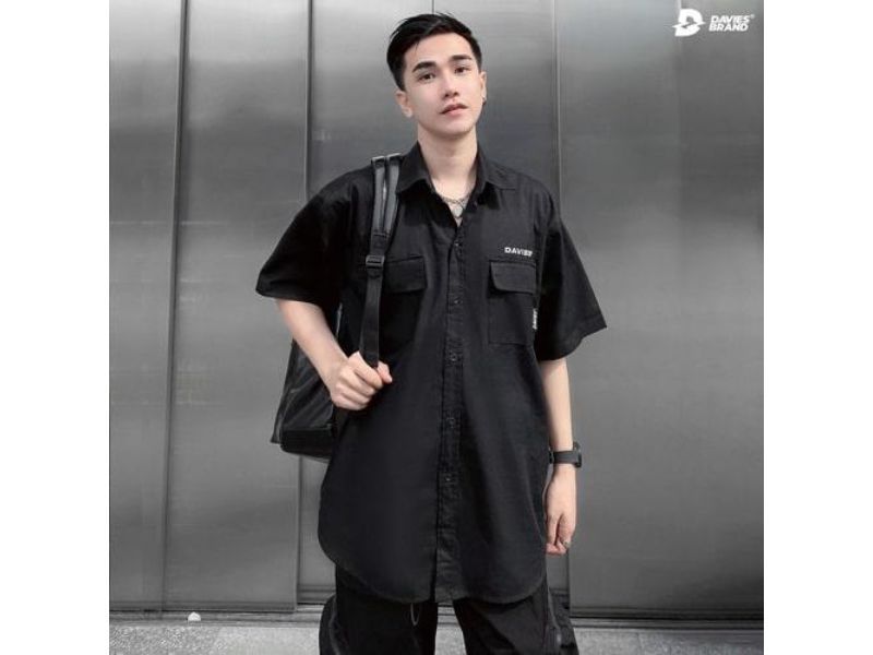 Phối áo sơ mi local brand với áo thun đen, quần tây đen