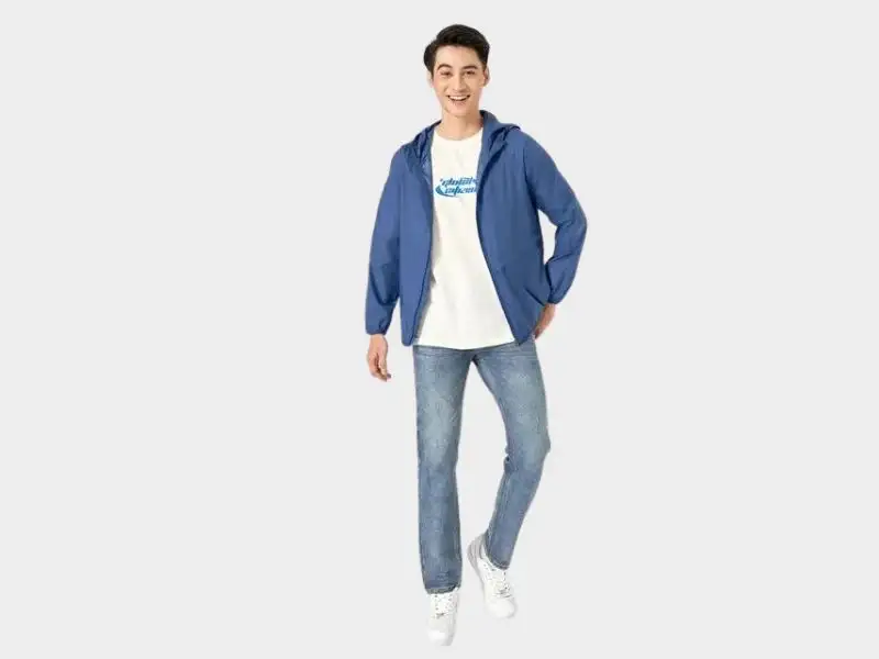 Phối áo khoác thể thao nam với áo phông và quần jeans tạo nên set đồ năng động