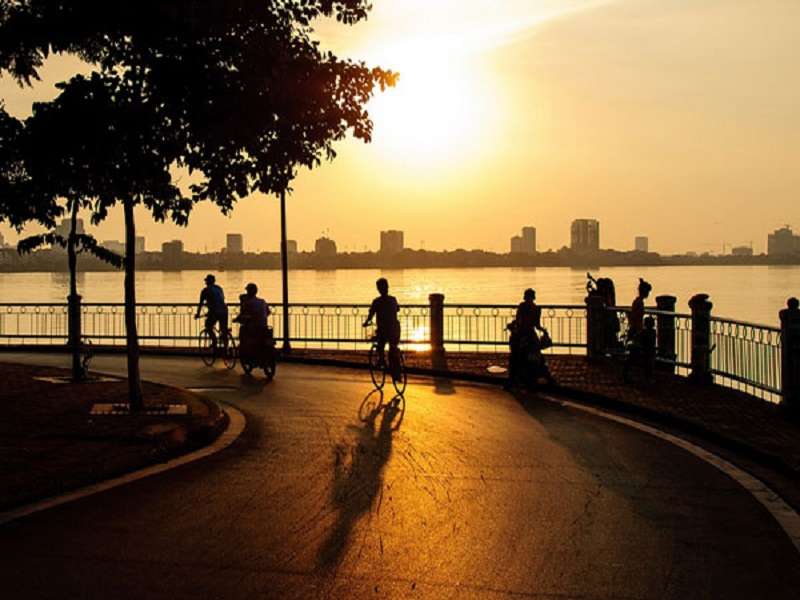 Hồ Tây là điểm đến không còn quá xa lạ với giới trẻ Hà Nội