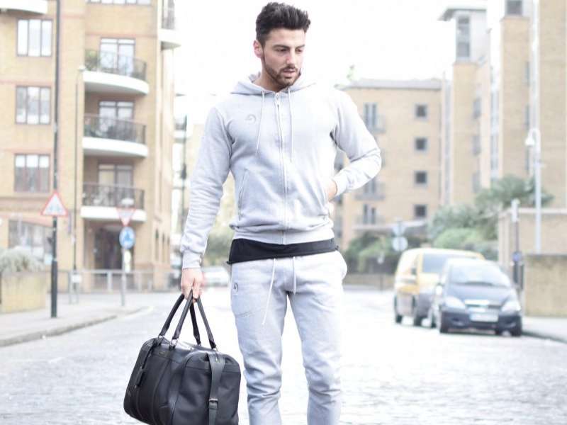 Phối áo hoodie cho người mập nam với quần jogger