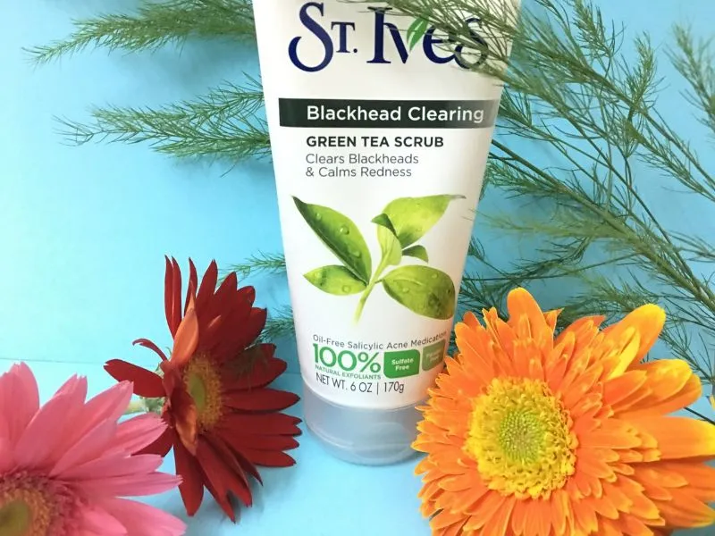 St.Ives Blackhead Clearing Green Tea Scrub tẩy da chết và trị mụn đầu đen