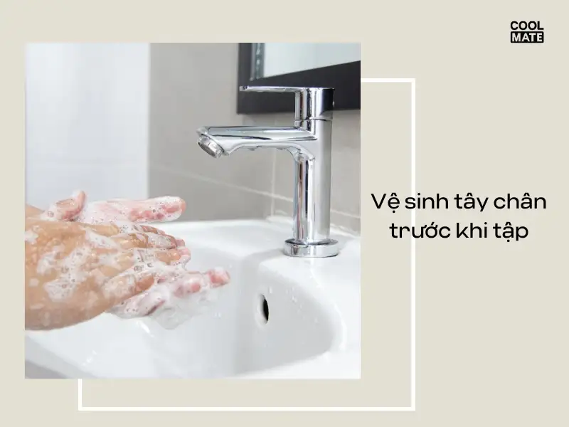 Nên rửa sạch chân tay trước khi tập