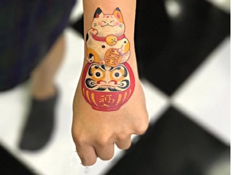 Hình xăm vòng tay Nhật cổ mèo thần tài