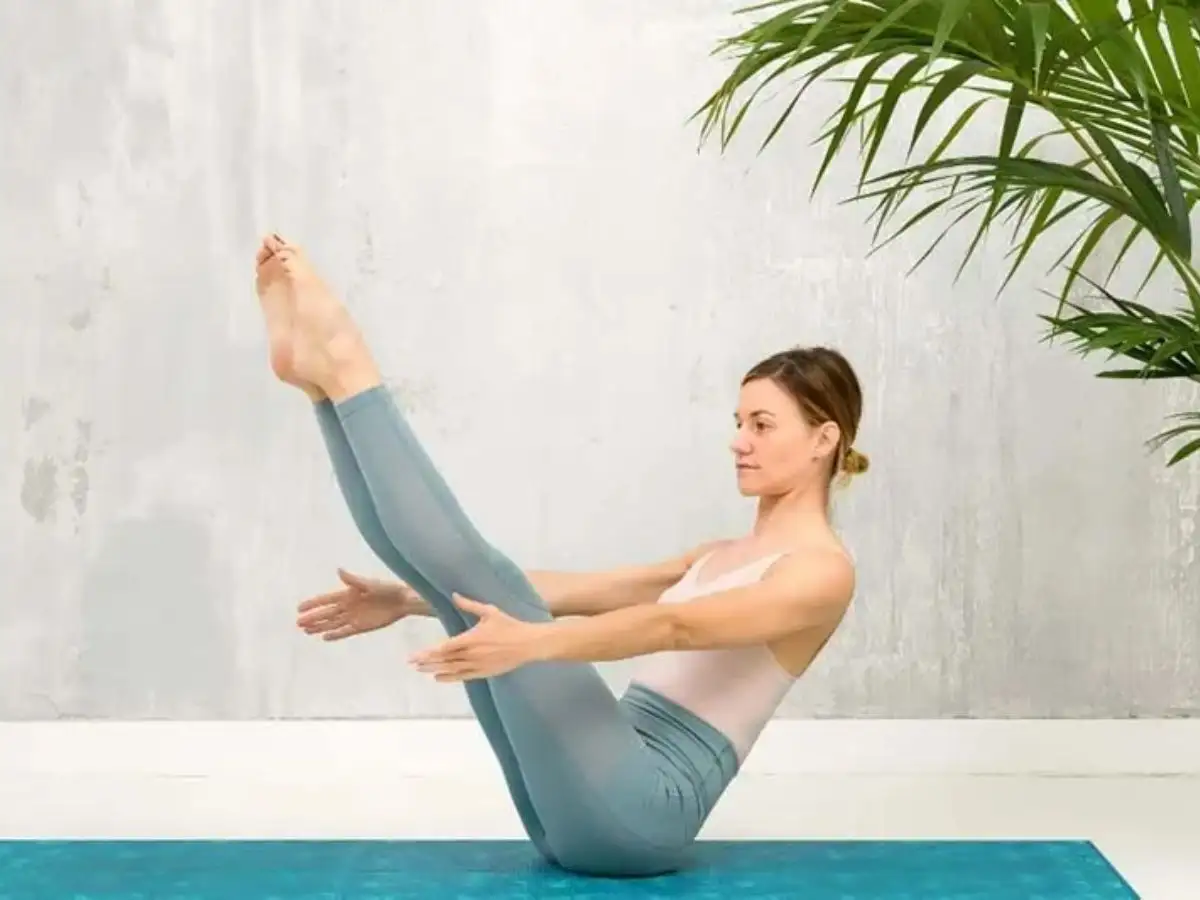 Navasana cũng giúp tăng cường sức mạnh cho cơ hông và lưng dưới