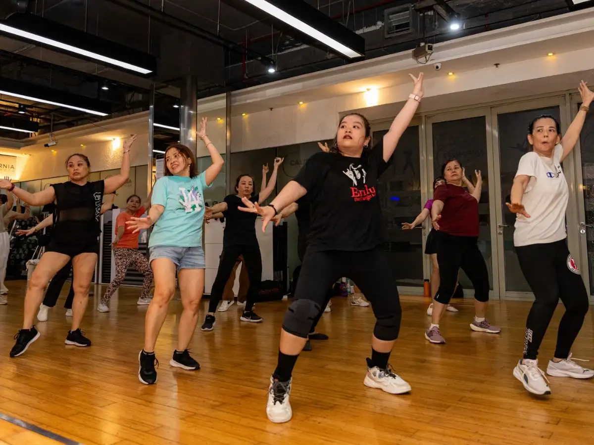 Lớp tập nhảy Zumba tại phòng tập California