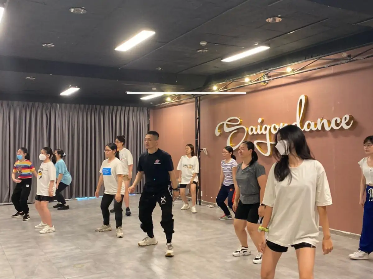 Không khí học tập vui vẻ tại Saigon Dance