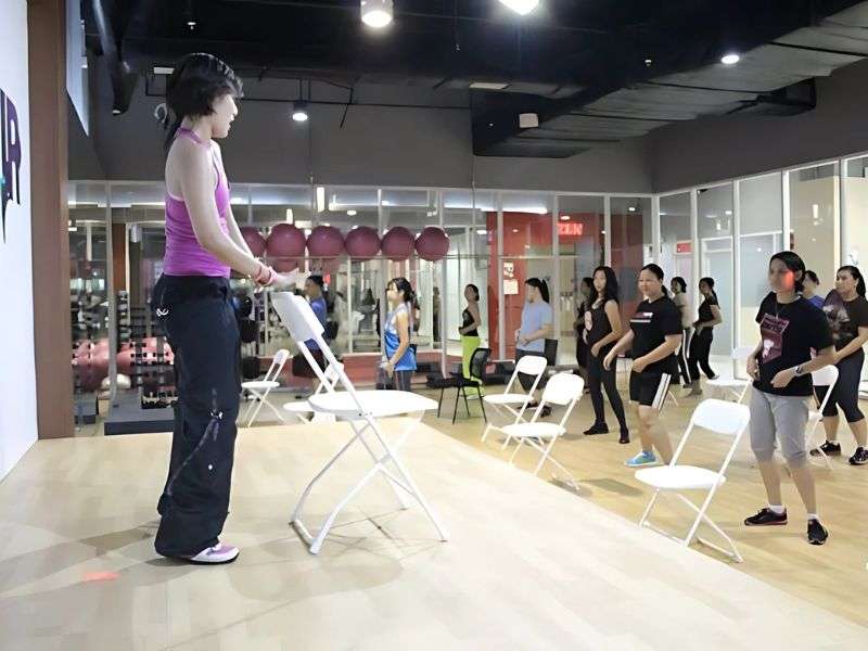 Zumba Sentao mang đến sự sáng tạo và mới mẻ khi sử dụng ghế làm dụng cụ hỗ trợ