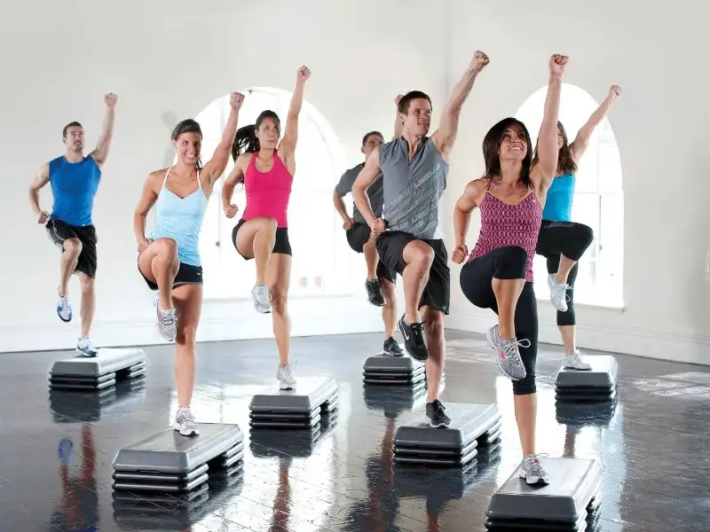Zumba Step kết hợp giữa Zumba Fitness và các bài tập với bục nhảy