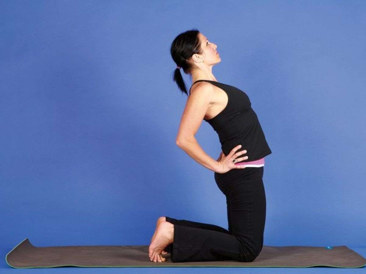 Tư thế lạc đà có chống tay lên thắt lưng