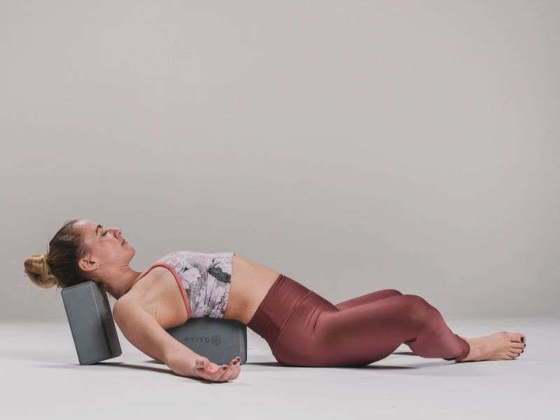 Savasana với gối dưới đầu gối: Hỗ trợ cho phần lưng dưới