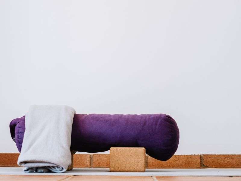 Savasana với chăn trùm người: Giữ ấm cho cơ thể