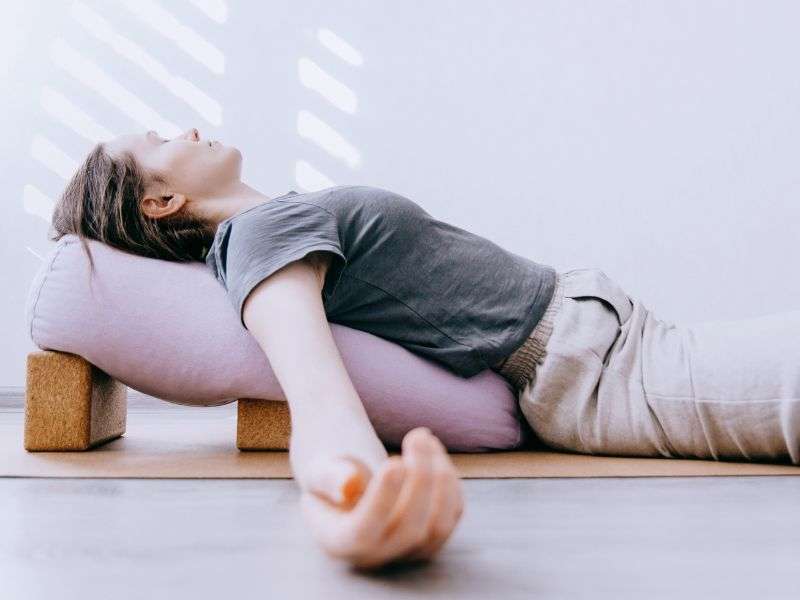 Tư thế xác chết còn giúp cải thiện giấc ngủ 