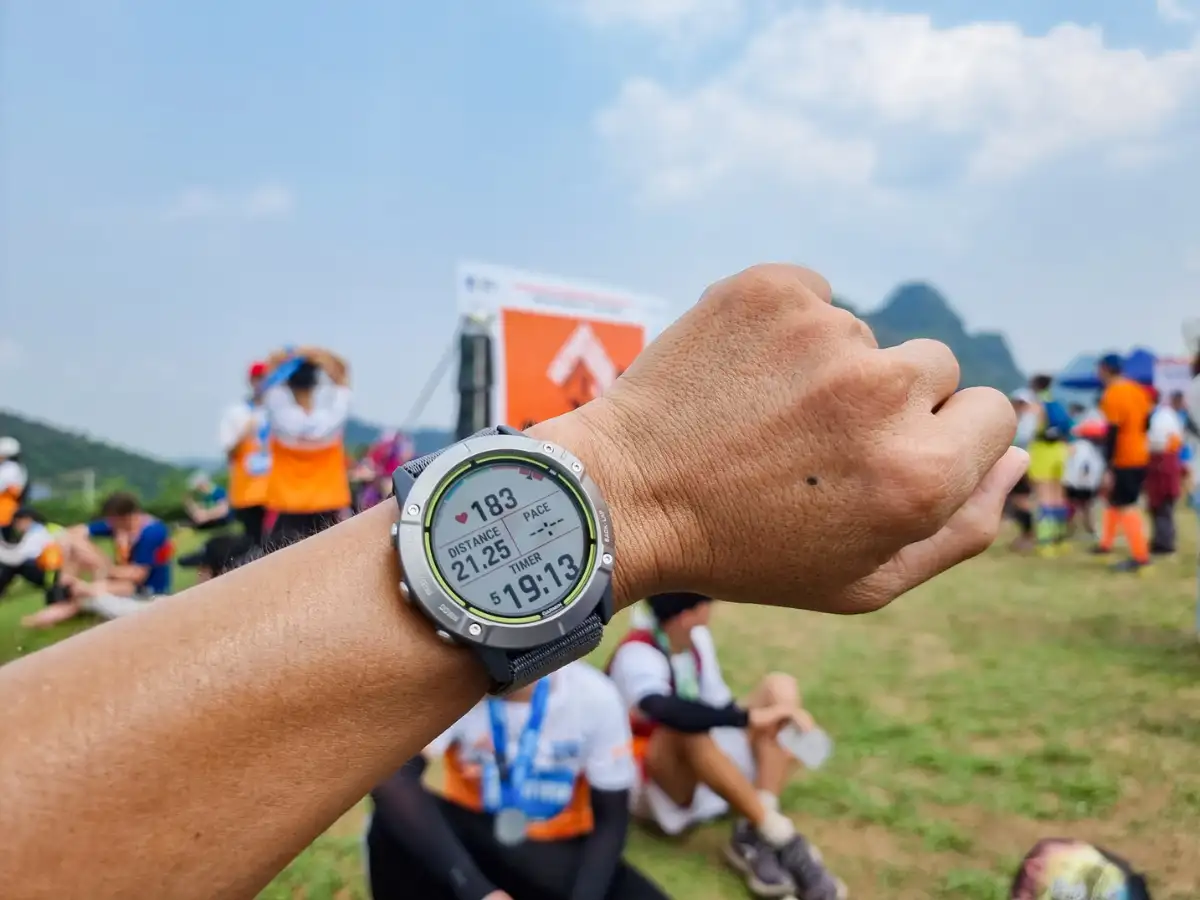 Đồng hồ GPS là vật dụng thiết yếu khi tham gia chạy trail