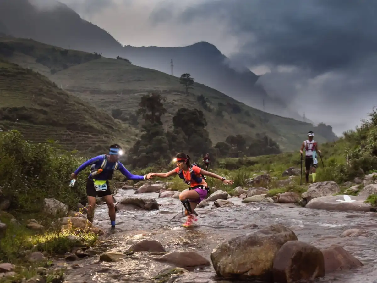 Hãy mang theo đèn, đồng hồ GPS, vest nước... khi chạy trail