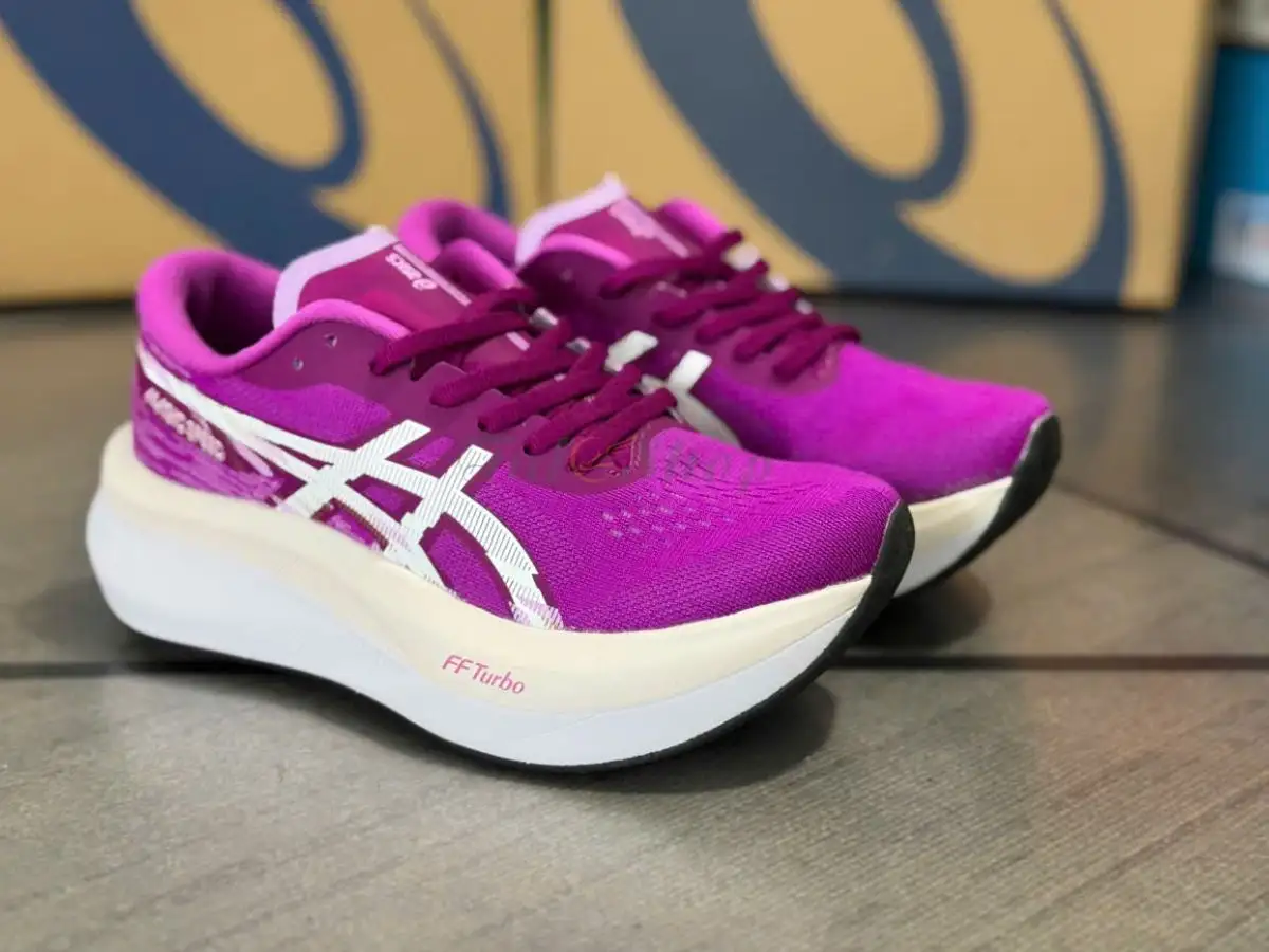 Asics Magic Speed 4 thích hợp cho các buổi chạy tempo và thi đấu chuyên nghiệp