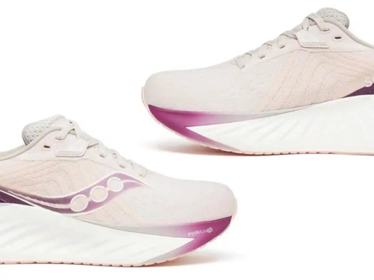 Saucony Triumph 22 có thiết kế nhẹ, thoáng khí và ôm sát lòng bàn chân 