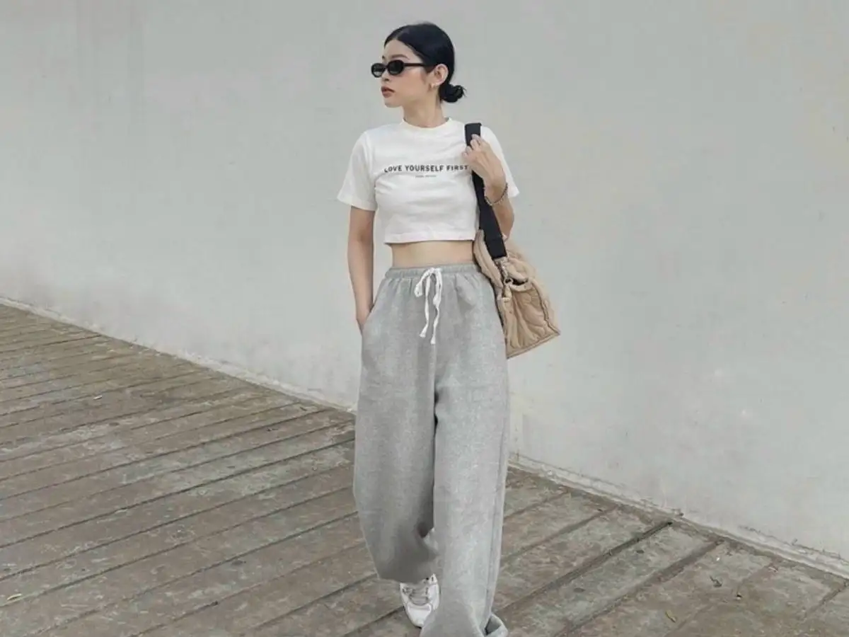 Áo croptop và quần jogger - năng động nhưng đầy quyến rũ