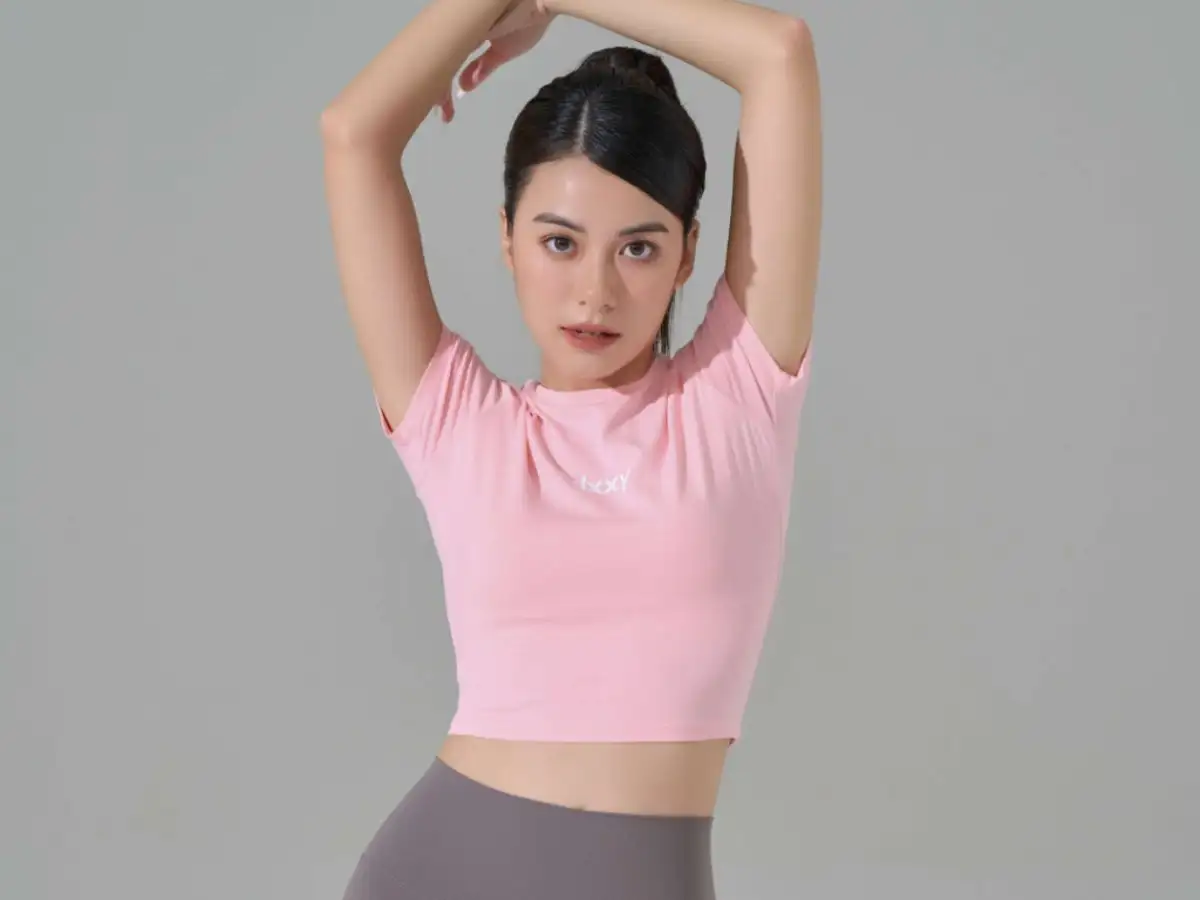 Áo crop top sẽ là lựa chọn với các nàng yêu thích sự trẻ trung và phong cách