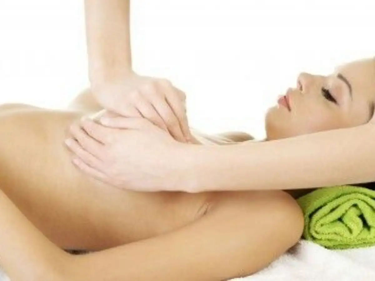 Kết hợp massage vòng 1 để hỗ trợ phát triển vòng 1 đầy đặn hơn