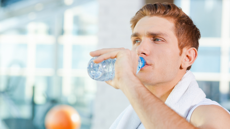 Uống nước đầy đủ để cung cấp độ ẩm cho da và hạn chế mụn