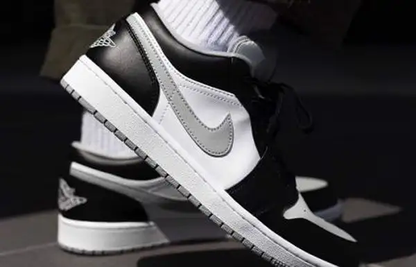 Jordan 1 Low Shadow mang đậm nét đặc trưng của dòng sneaker huyền thoại.