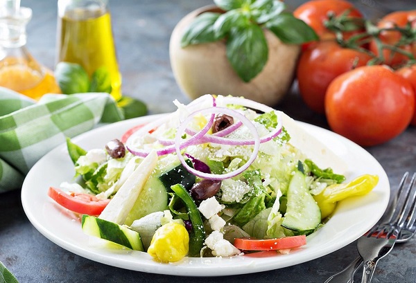 Một đĩa salad trước bữa ăn sẽ giúp bạn giảm cân hiệu quả