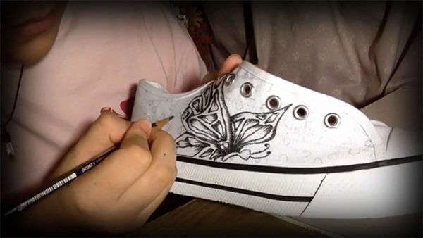 Bước 4: Vẽ lên giày