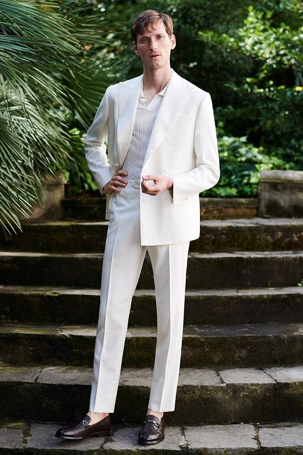 Những bộ trang phục mang màu sắc trắng ngà hay xám có công dụng rất tốt trong việc ăn gian chiều cao cho các quý ông