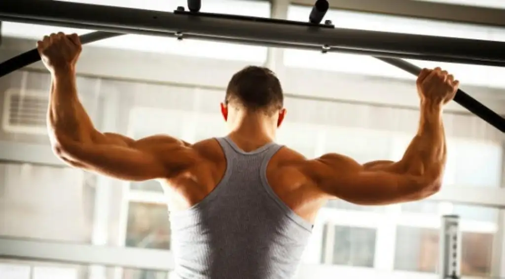 Hít xà đơn được xem là bài tập gym tại nhà cho nam phổ biến và hiệu quả