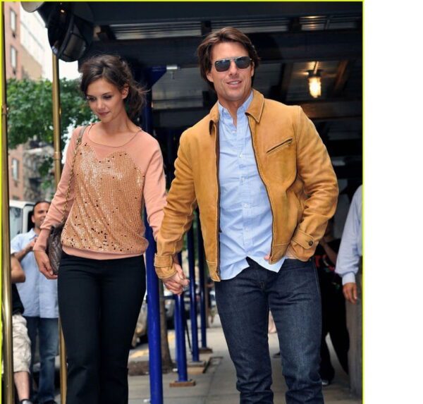 Tom Cruise lịch lãm trong chiếc áo khoác da vàng nâu cùng vợ dạo phố