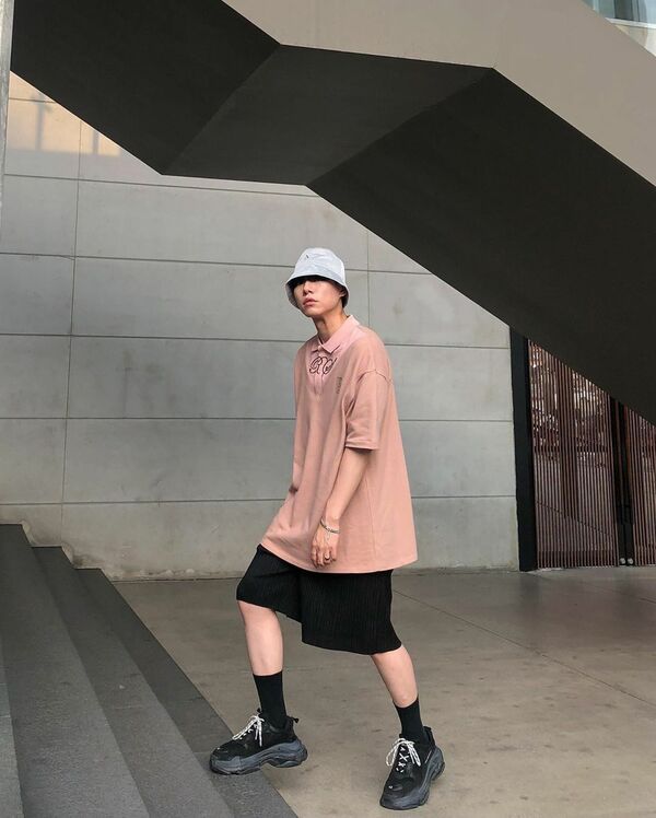 Mix đồ cùng áo oversize in hình để trở nên thật cá tính với phong cách đậm chất Hàn Quốc