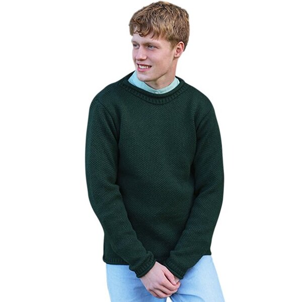 Áo sweater màu trơn đơn giản nhưng tạo nên một tổng thể cực sành điệu và bắt mắt