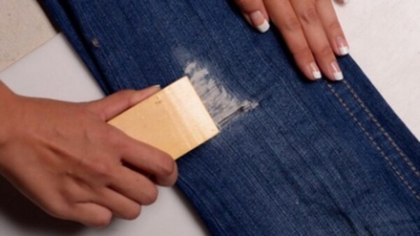 Cách làm quần jean rách: Hô biến quần jean cũ “CHẤT” hơn theo cách bạn muốn
