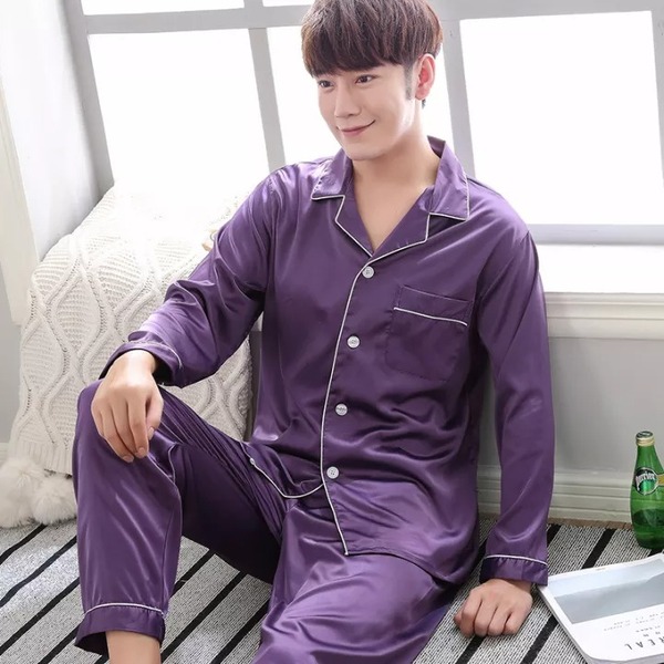 Pijama thường gồm quần và áo sơ mi cài cúc