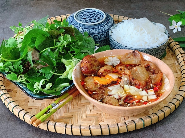 Bún chả là món ăn quen thuộc của người dân Hà Thành