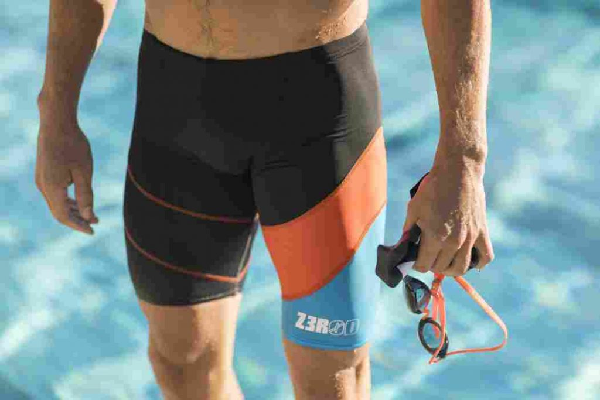 Quần bơi nam kiểu ống dài là sản phẩm được khuyên dùng nhất khi đi bơi