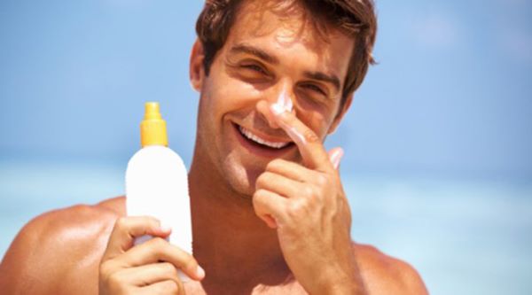 Sử dụng kem chống nắng thường xuyên tránh sạm da