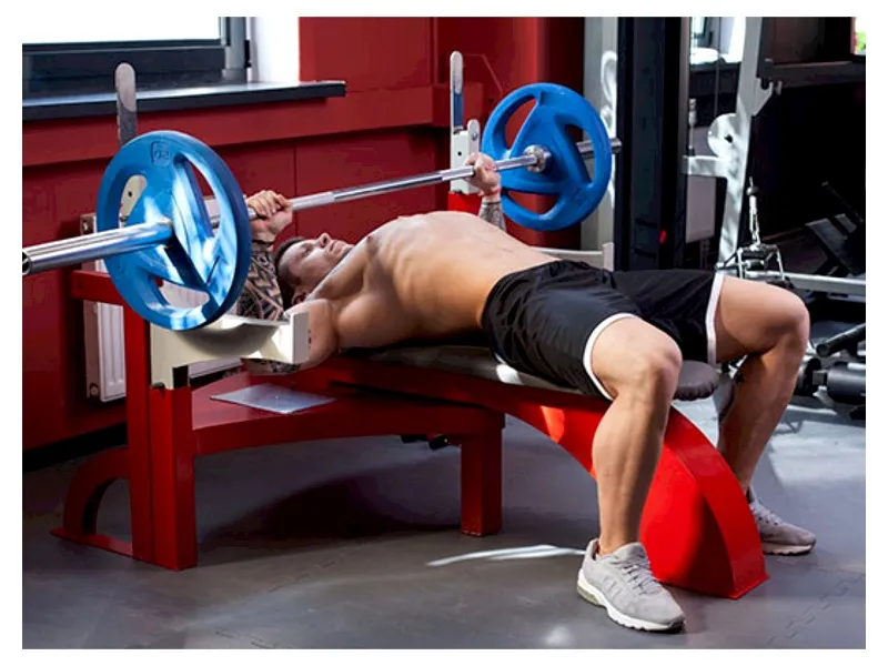 Bench press là một trong những bài tập bổ trợ chạy 100m phổ biến ở phòng gym