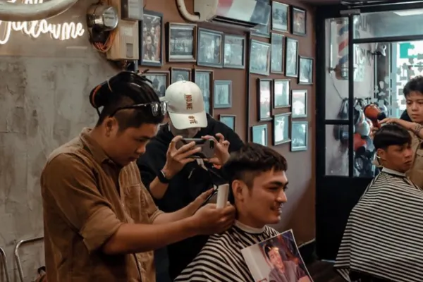 Đội ngũ nhân viên NGỐ Barber shop chắc chắn sẽ giúp bạn trở thành một quý ông đích thực