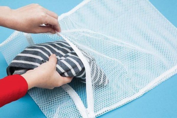 Giặt bằng túi lưới để áo không bị nhàu nhĩ và gấp áo sơ mi dễ dàng hơn
