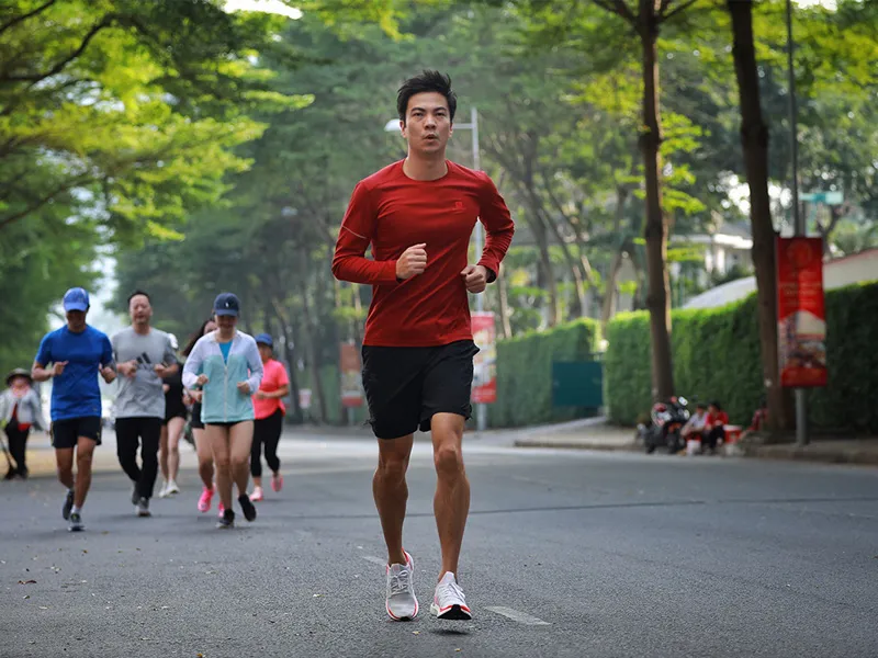Sau khi chạy dưới trời mưa về, bạn nên tắm rửa lại, lau khô da