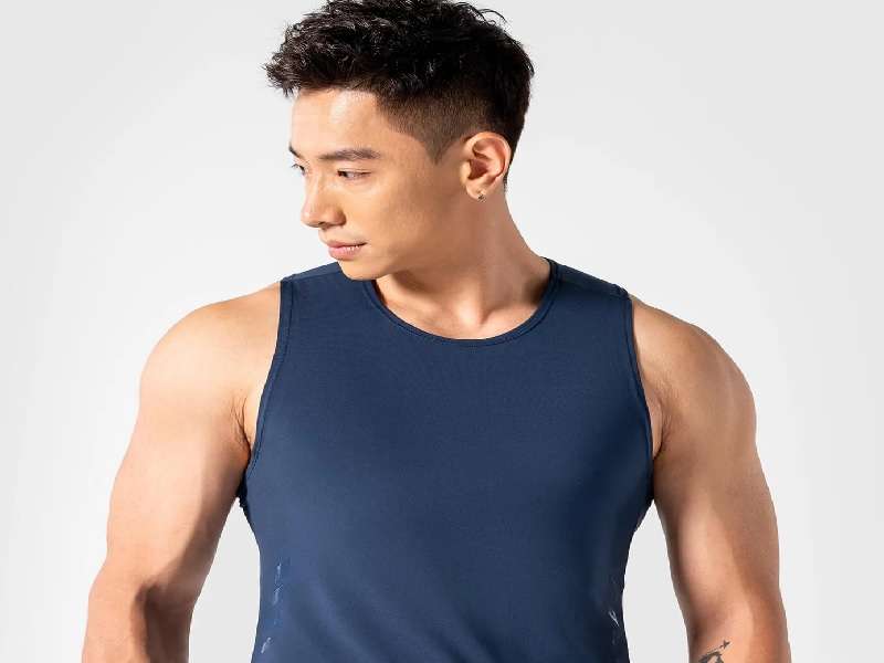 Áo tank top tập gym mang đến cơ hội khoe bờ vai khỏe mạnh, rắn chắc của các gymer