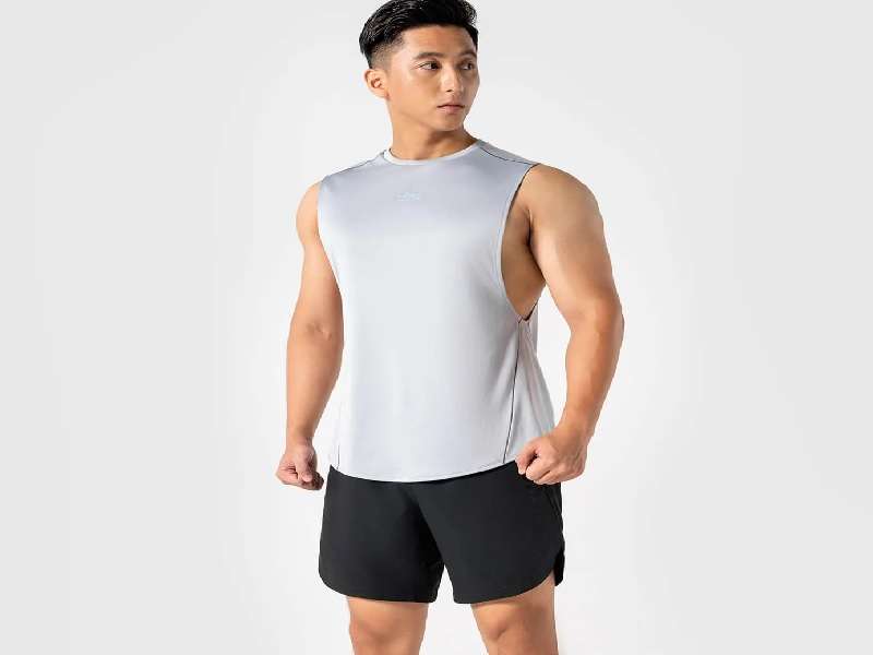 Không có gì hoàn hảo hơn một set đồ tank top và quần đùi khi đi tập gym mùa hè