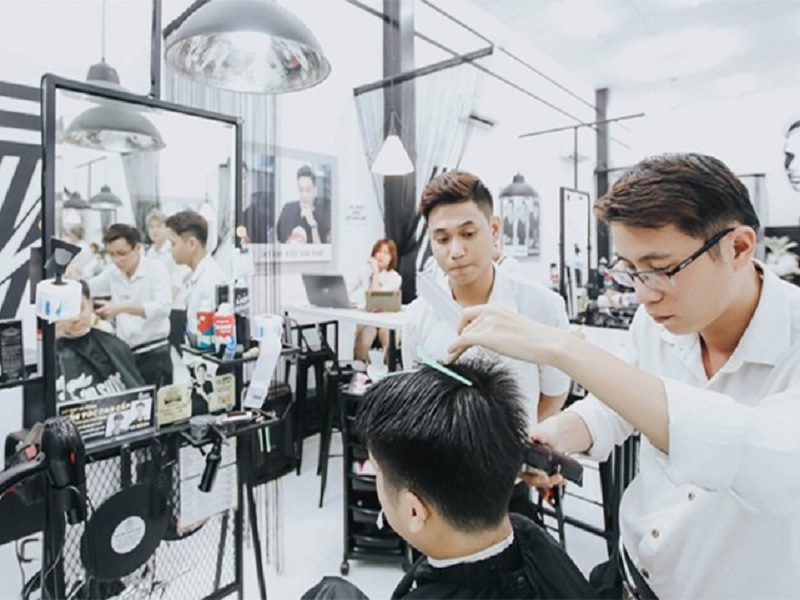 Trong quá trình lựa chọn tiệm cắt tóc nam, bạn cần kiểm tra các đánh giá của khách hàng về Salon trên mạng xã hội