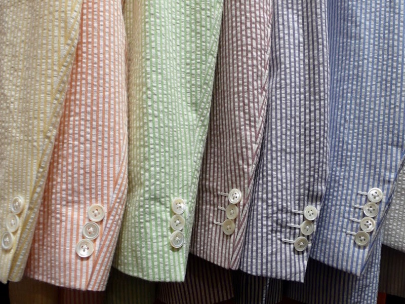 Vải Seersuck sọc nhăn sản xuất theo  kỹ thuật dệt chùng vải đặc biệt tạo nên cấu trúc tương phản