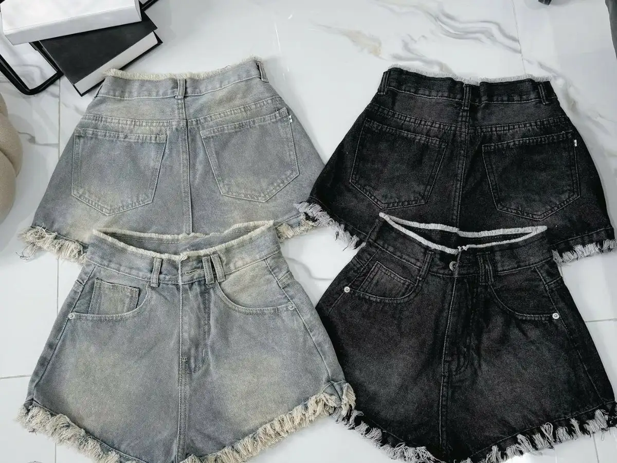 Quần short jean rách được coi là biểu tượng của phong cách cá tính và trẻ trung 